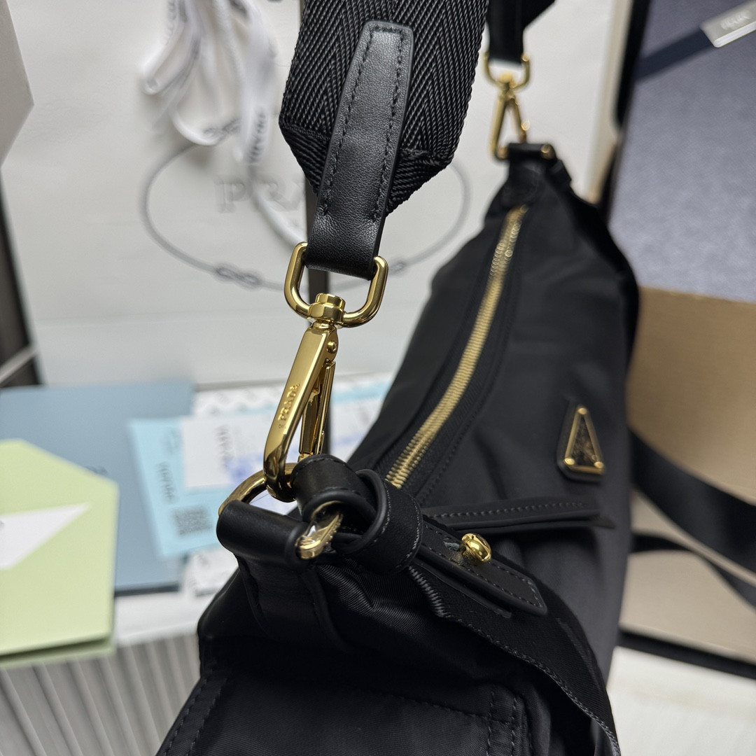 Pra*a Explore Large Re-Nylon and Leather Bag 22x32x11.5cm