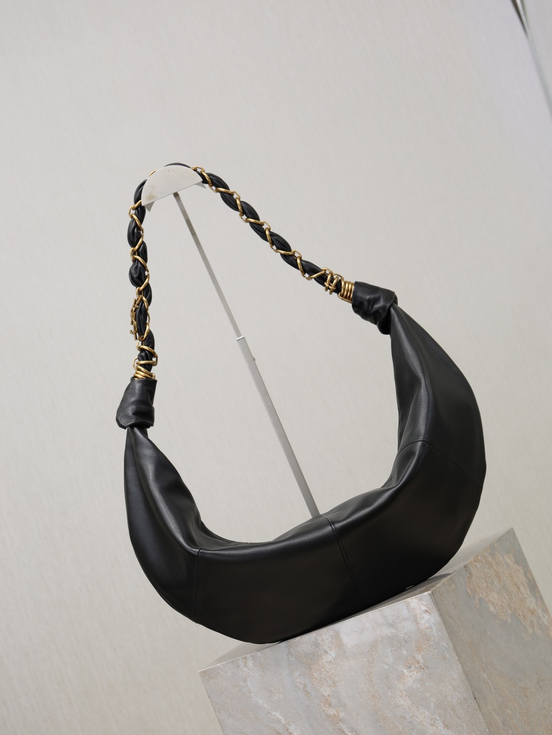 Y51 AMALIA Hobo in Lambskin 23-62x28x4cm