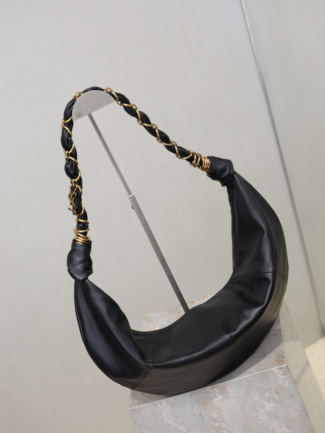Y51 AMALIA Hobo in Lambskin 23-62x28x4cm