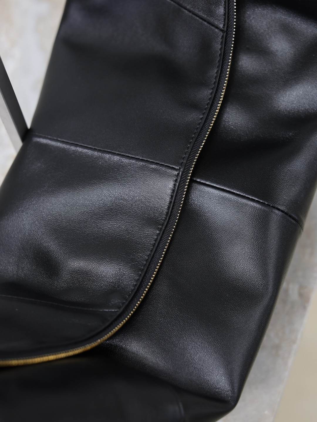 Y51 AMALIA Hobo in Lambskin 23-62x28x4cm