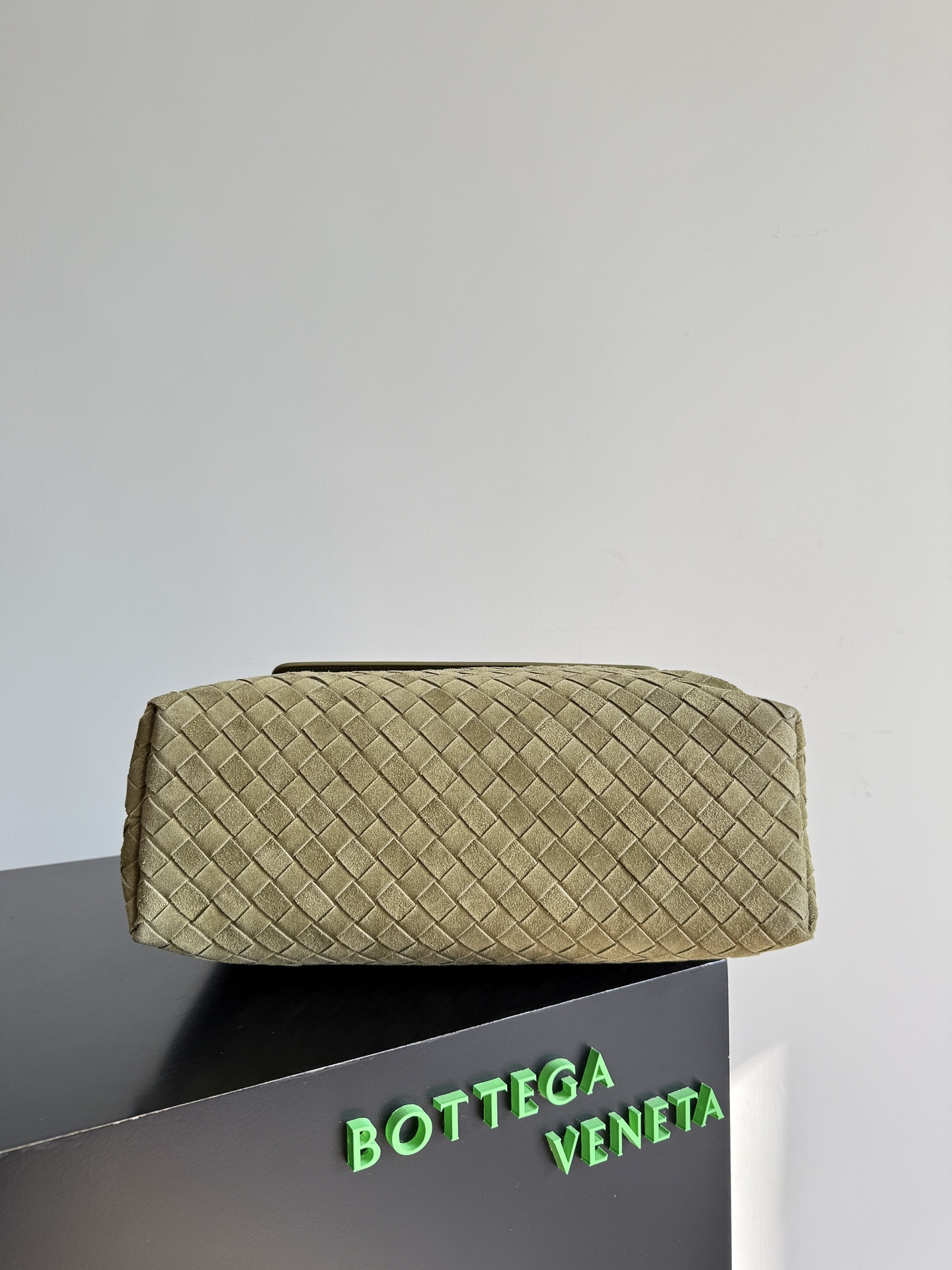Bottega Veneta Andiamo Messenger 26x37x13cm