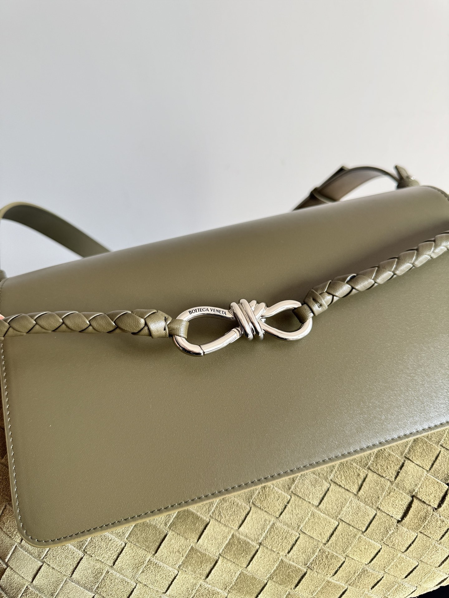 Bottega Veneta Andiamo Messenger 26x37x13cm