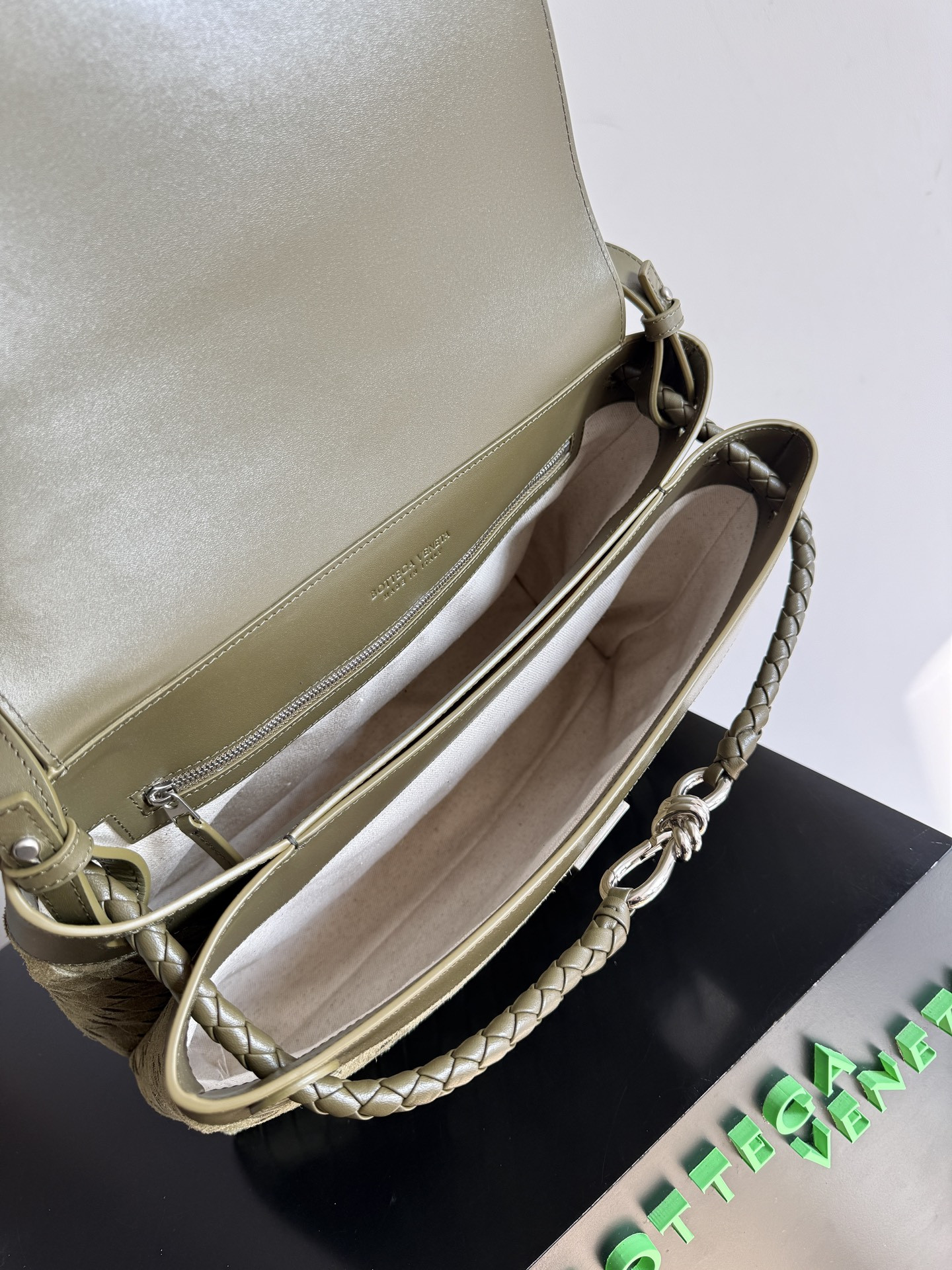 Bottega Veneta Andiamo Messenger 26x37x13cm