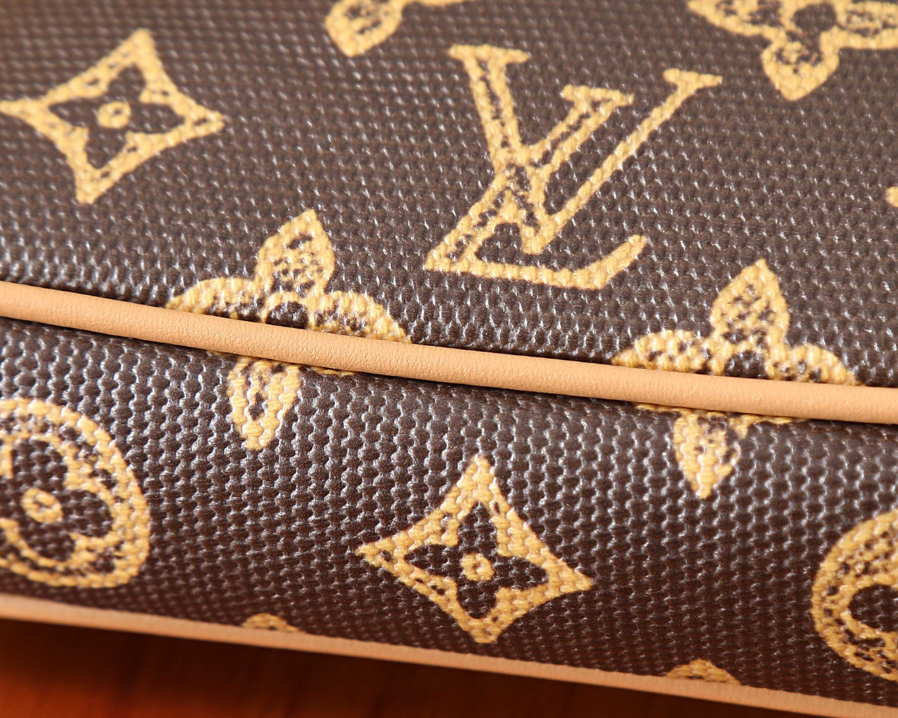 LV Pochette Accessoires M27718 23.5x13.5x4cm