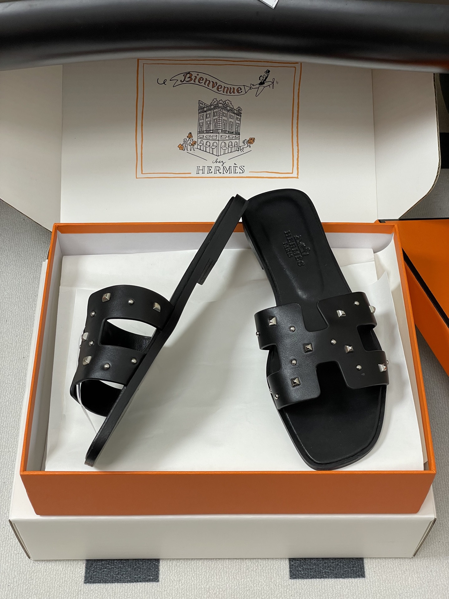 UA Hermès Oran Sandal