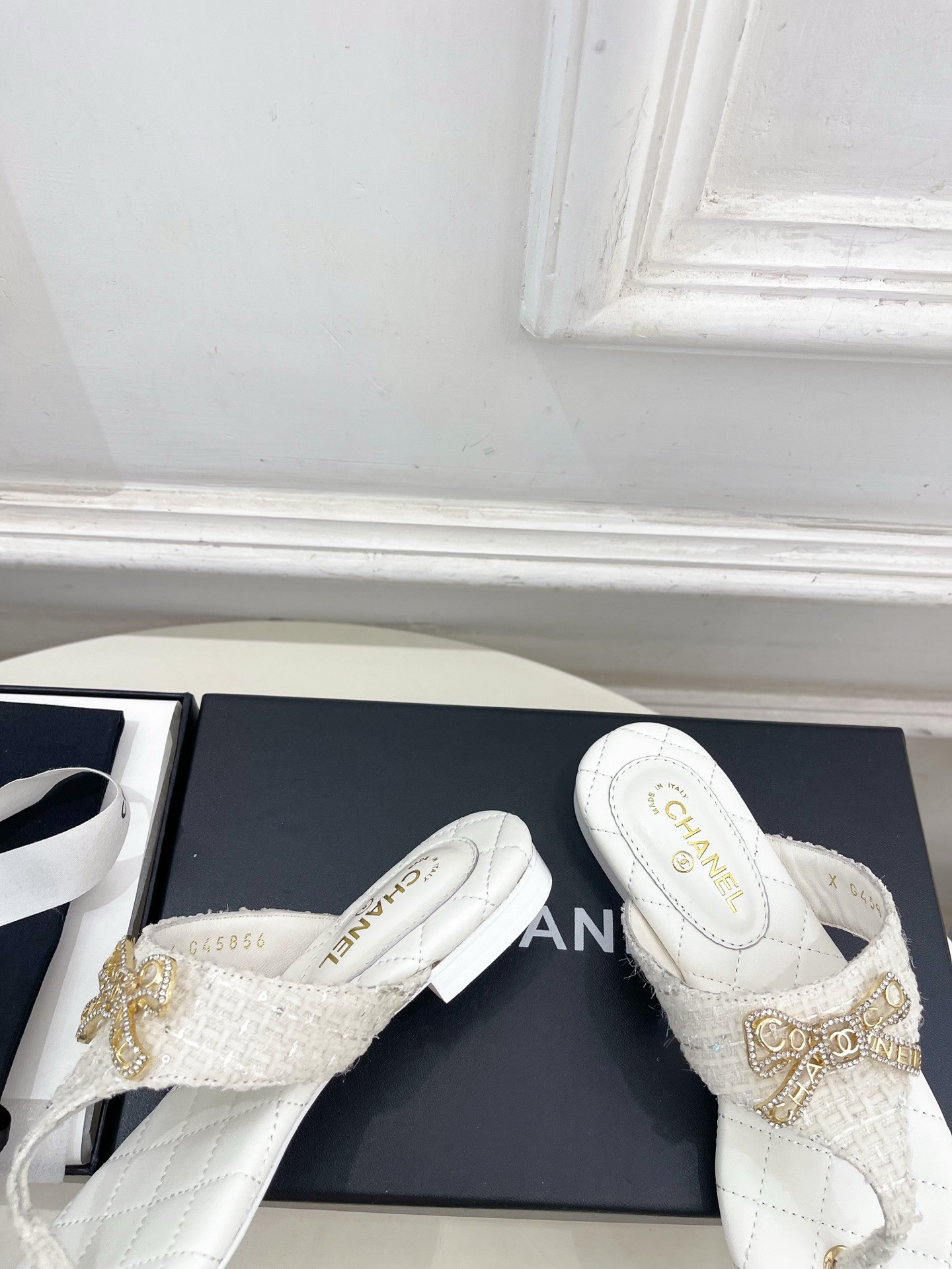 ua Ch**el thongs sandals