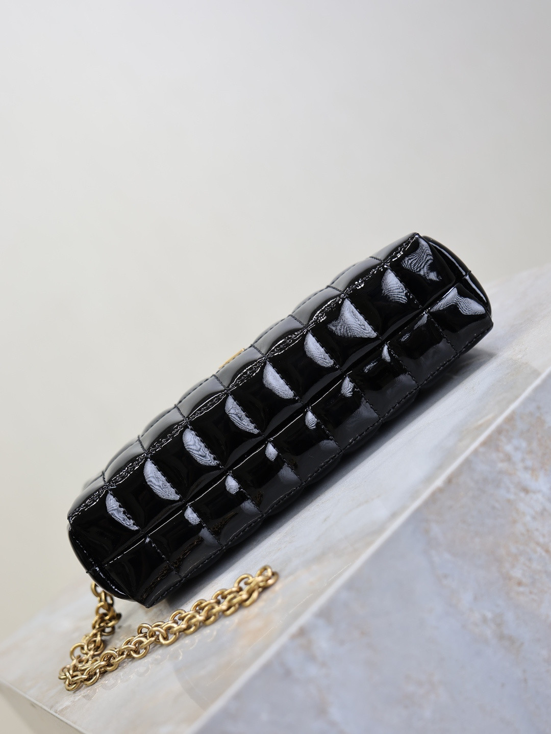 Y51 cassandre matelassÉ carrÉ pouch on chain in shiny 18.5x8.5x4cm