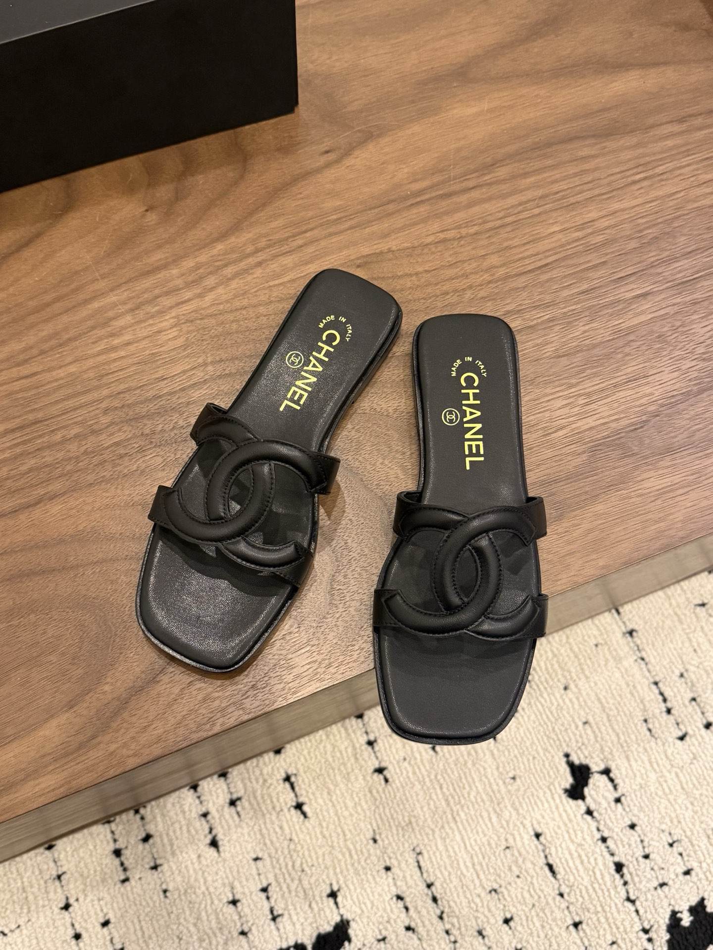 ua Ch**el honey slippers