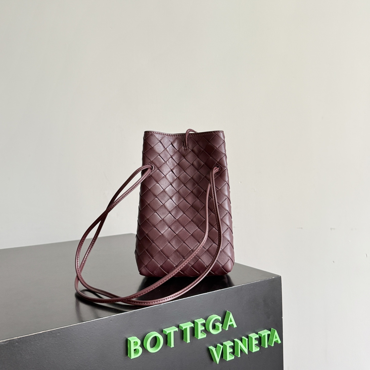 b0tt*ga Ven*ta andiamo phone pouch 21.5x14x7cm