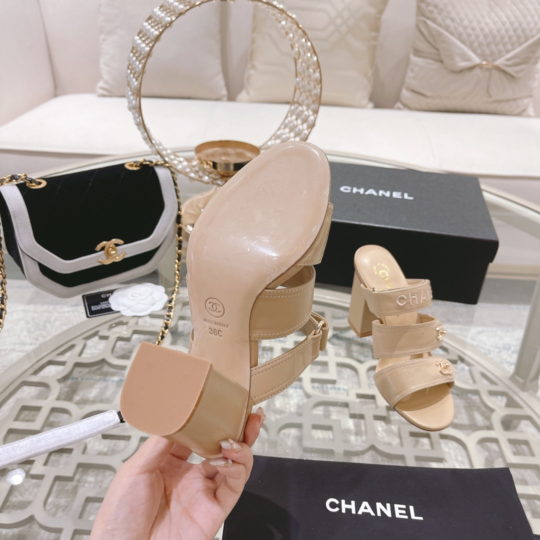 ua Ch**el sandal