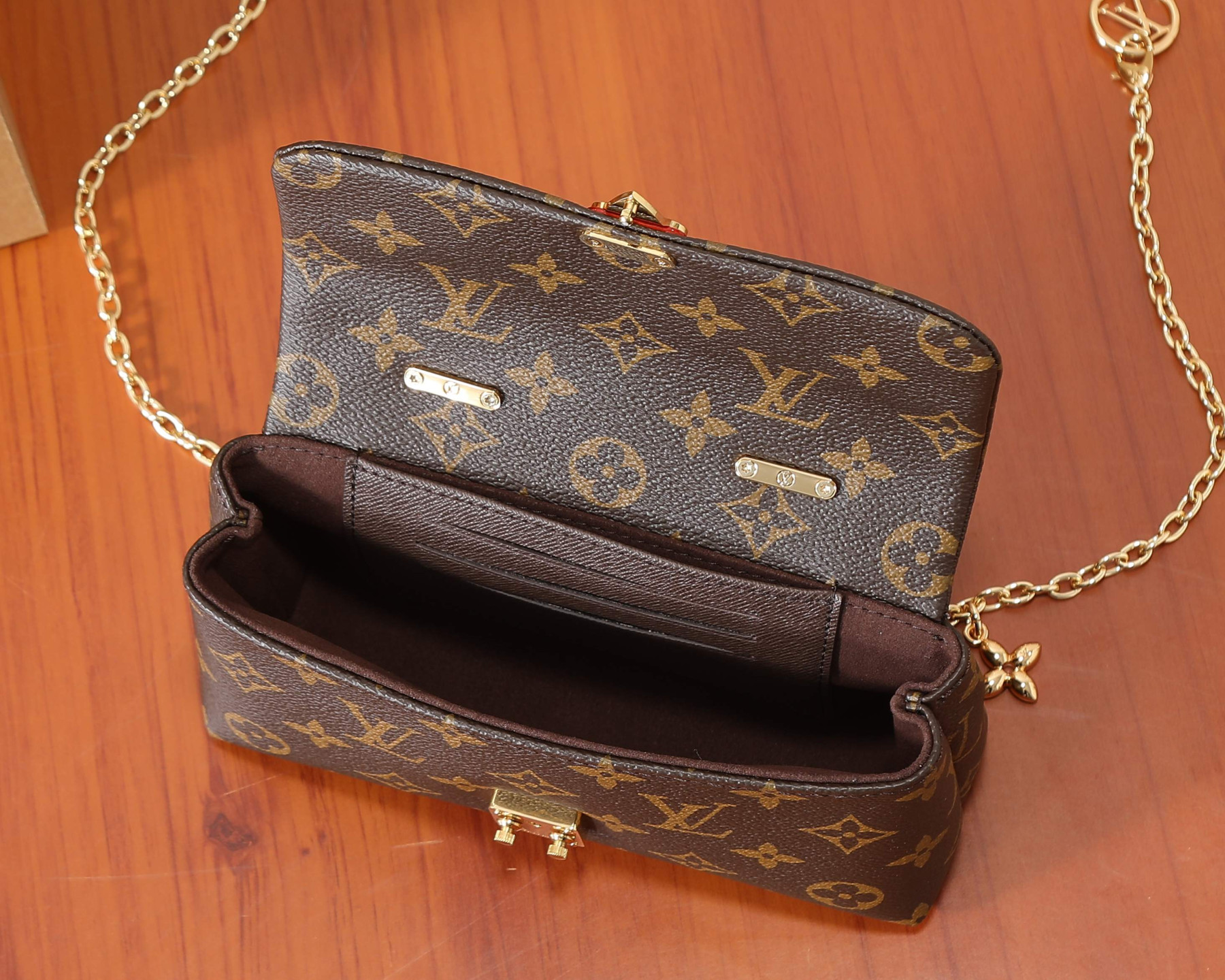 LV Nano Madeleine M28426 21x12.5x6cm