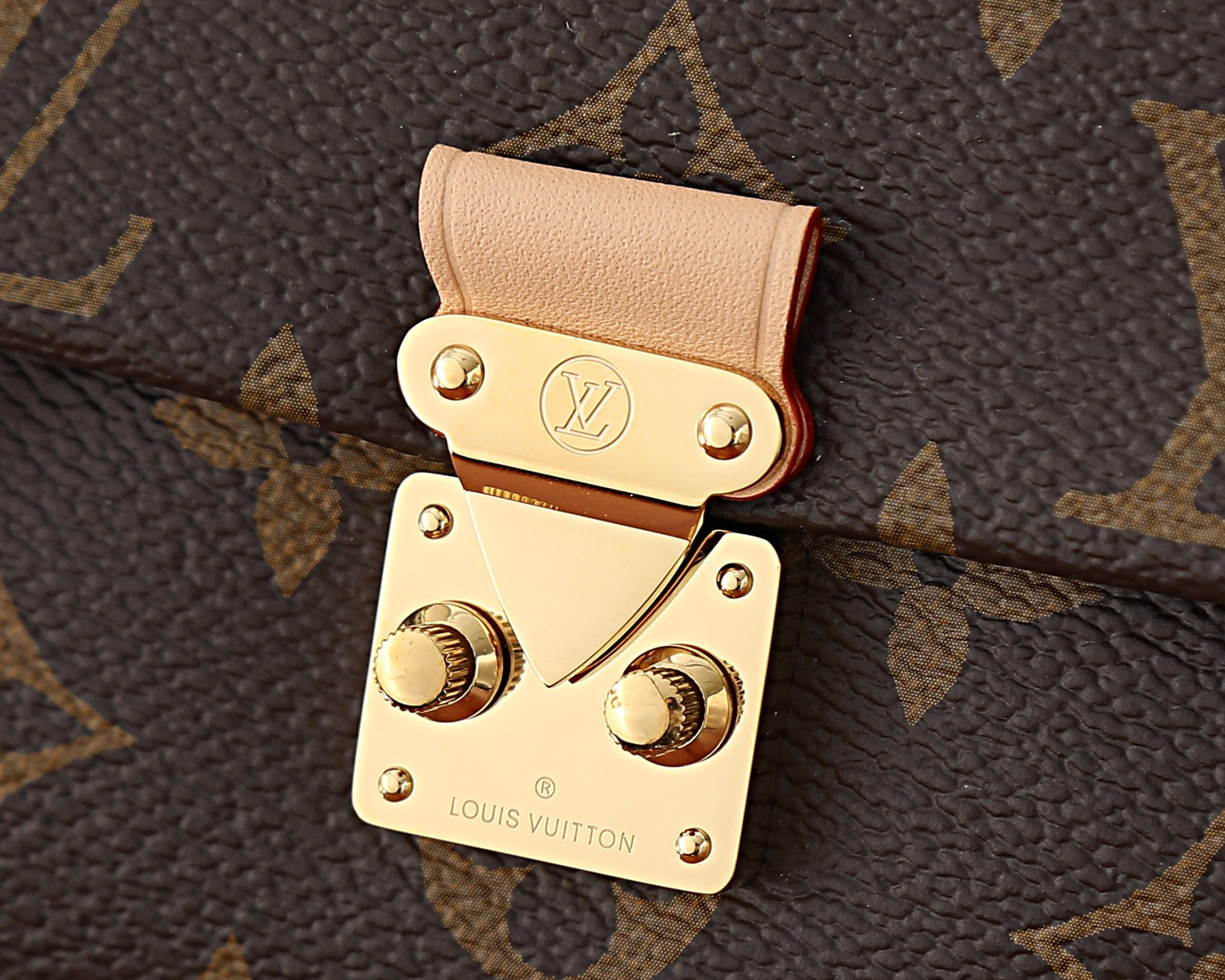 LV Nano Madeleine M28426 21x12.5x6cm