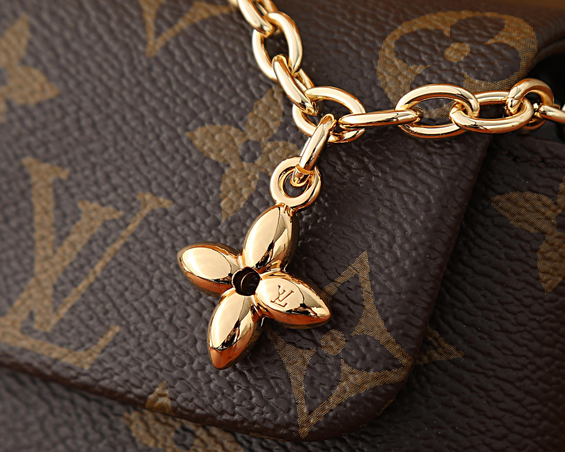 LV Nano Madeleine M28426 21x12.5x6cm