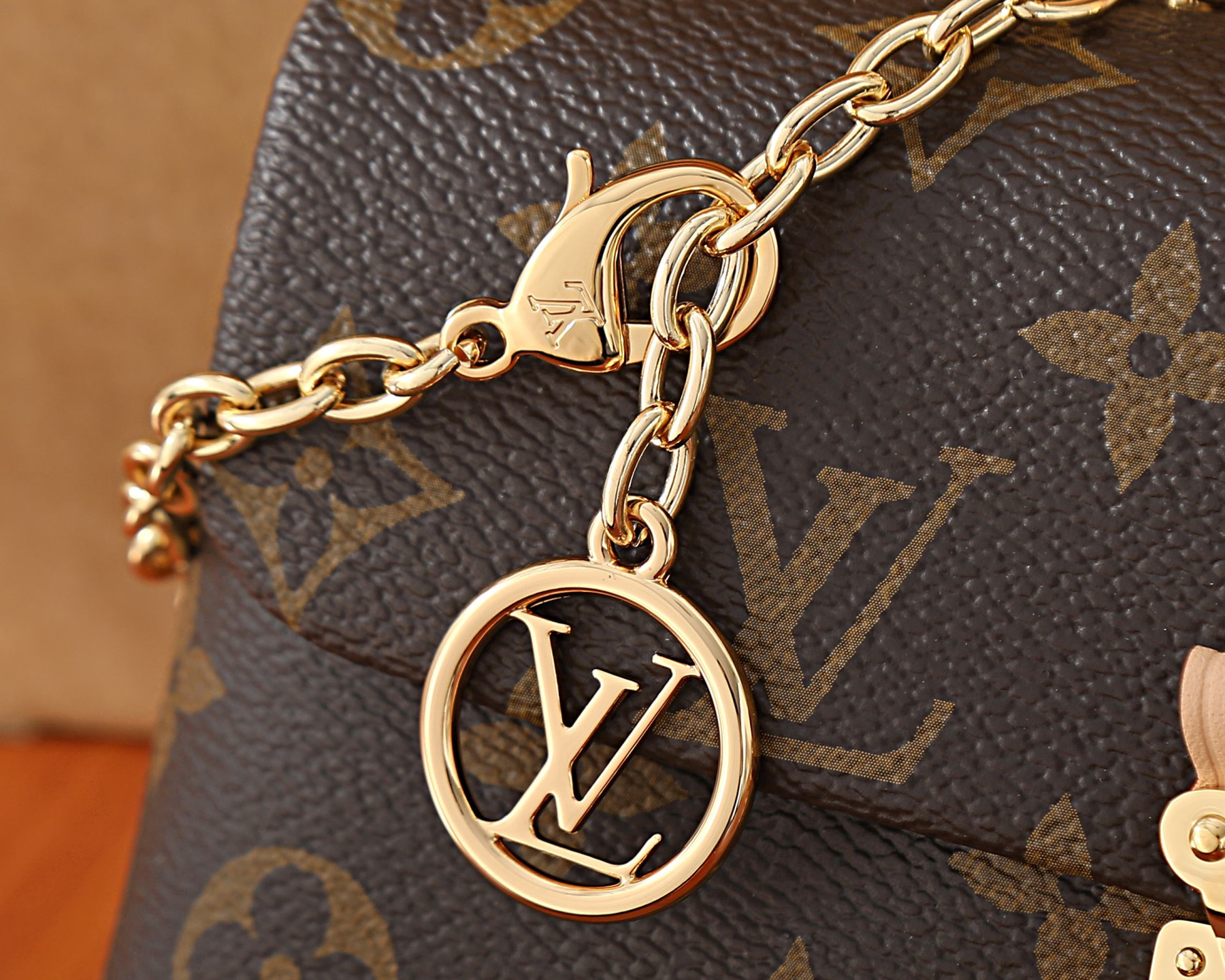 LV Nano Madeleine M28426 21x12.5x6cm