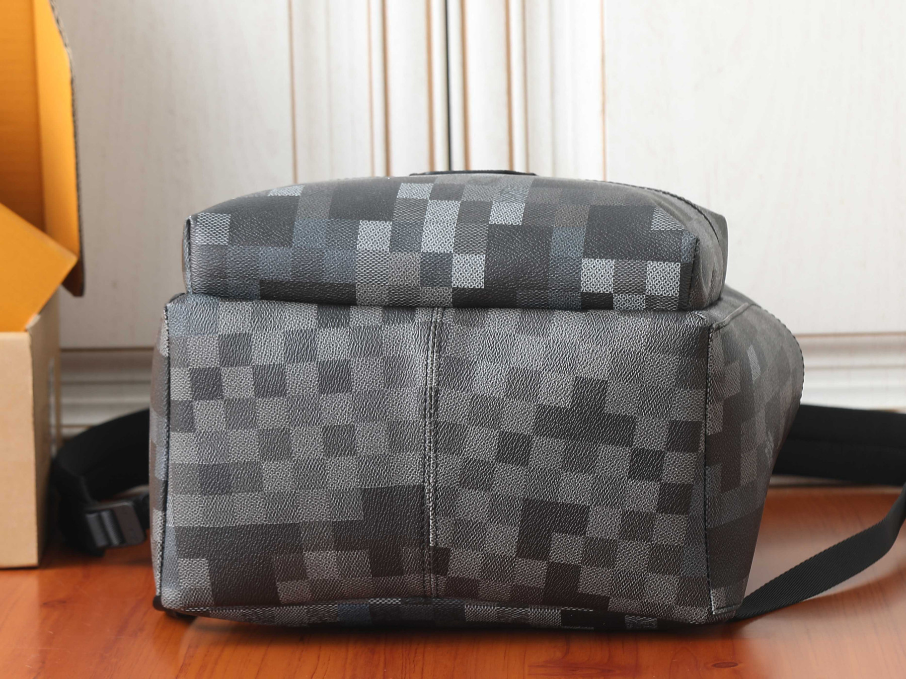 LV Discovery Backpack PM M28789 31x42x17cm
