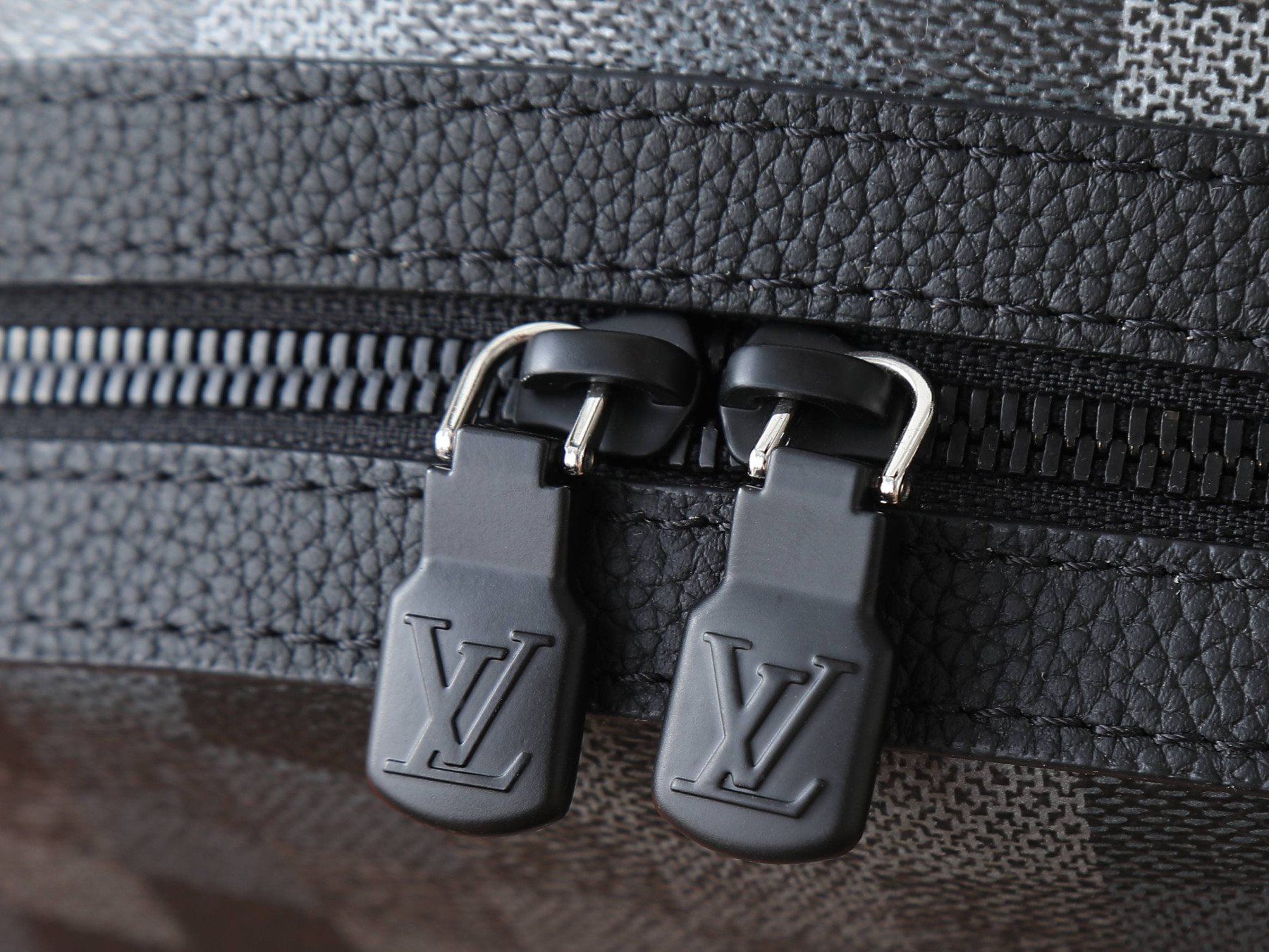 LV Discovery Backpack PM M28789 31x42x17cm