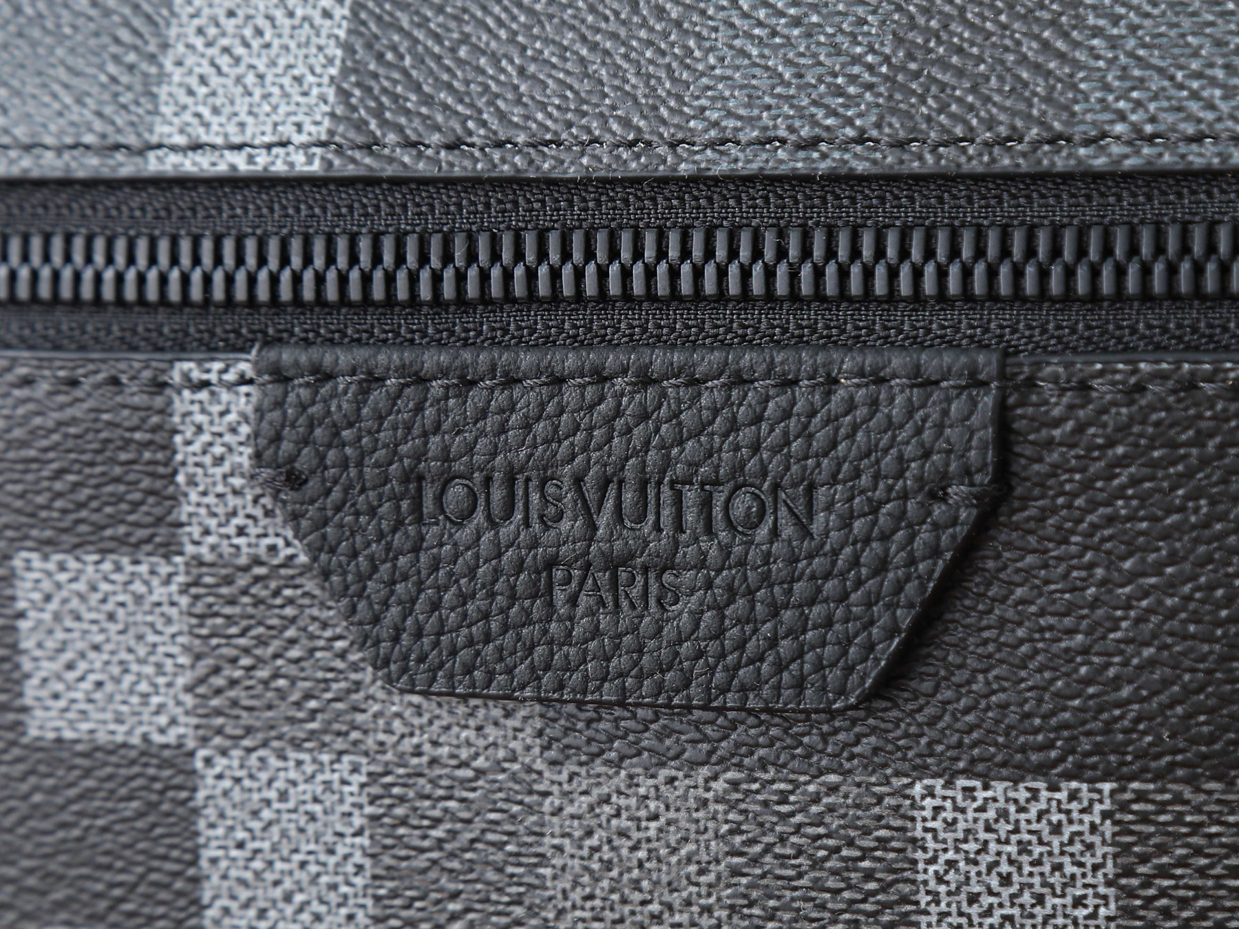 LV Discovery Backpack PM M28789 31x42x17cm