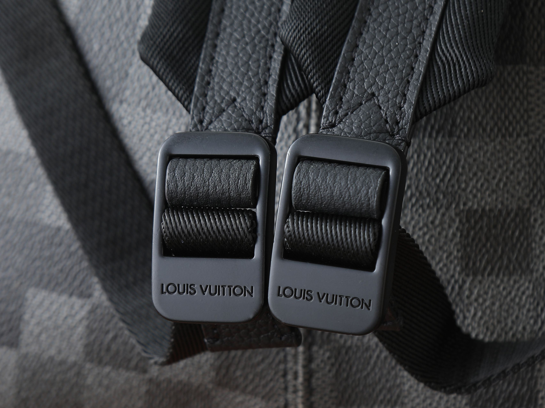 LV Discovery Backpack PM M28789 31x42x17cm
