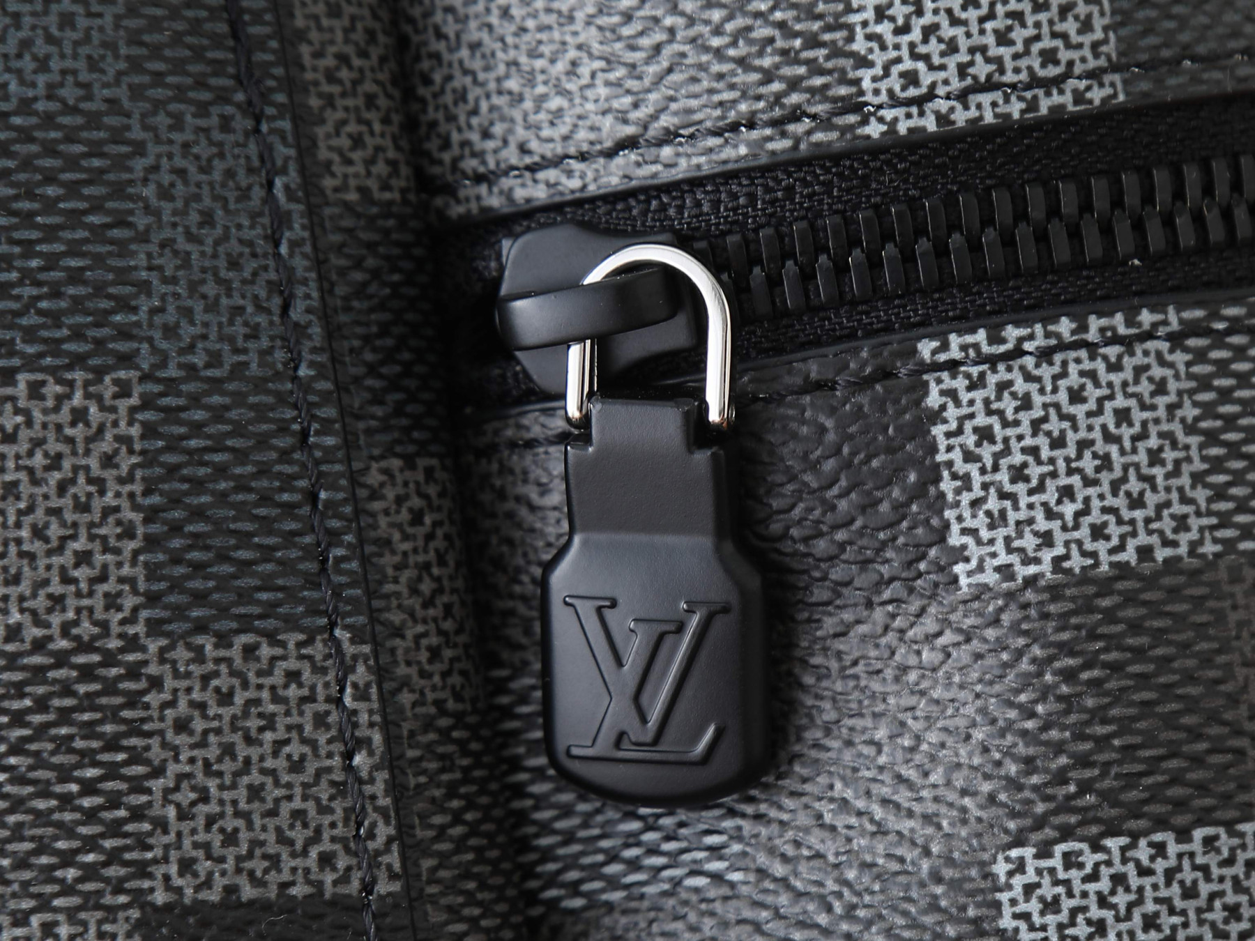 LV Discovery Backpack PM M28789 31x42x17cm