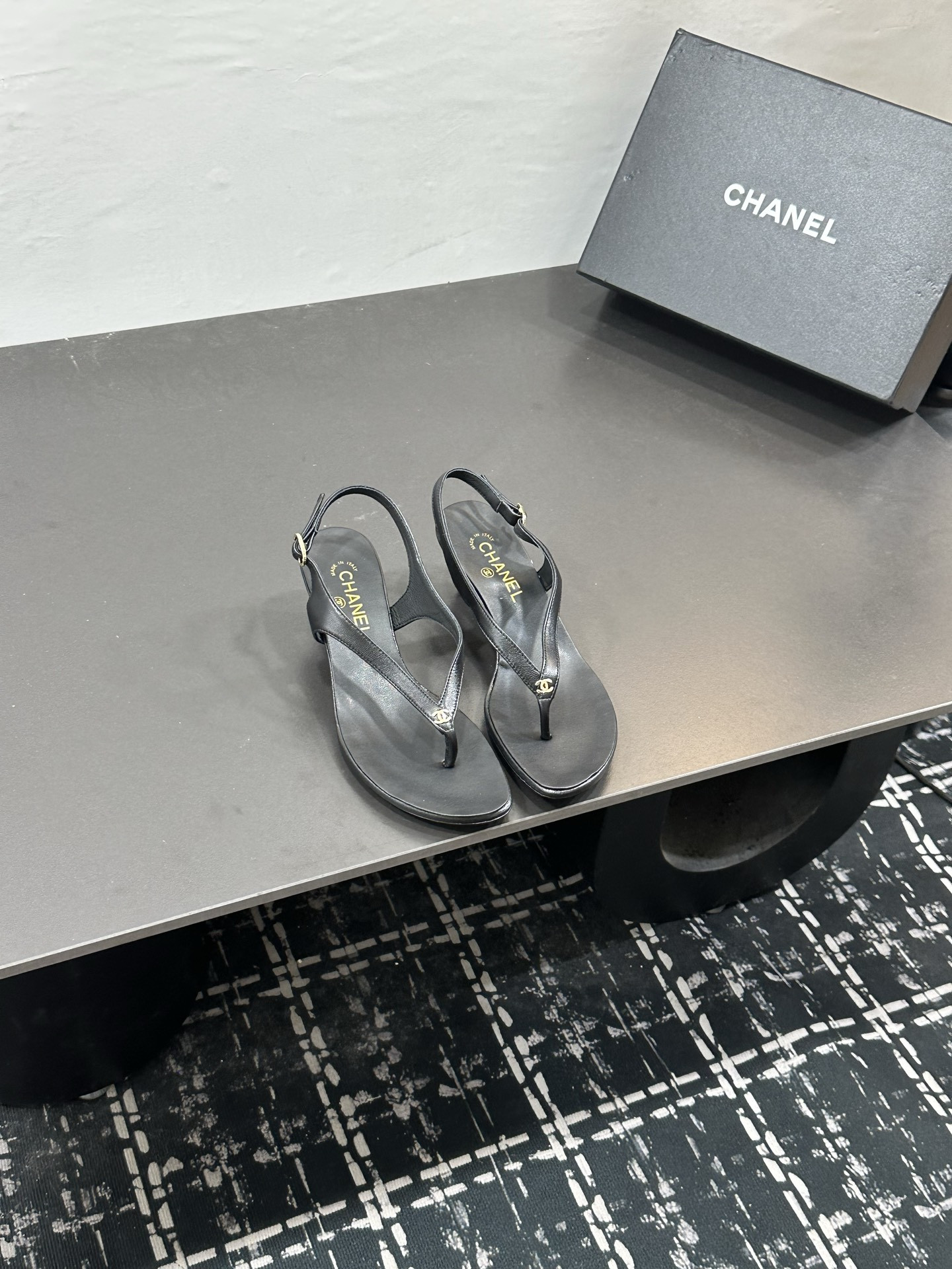 ua Ch**el sandals